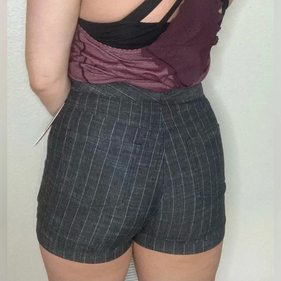 NWT Alice + Olivia Pinstripe Shorts Size 8 - Picture 4 of 10